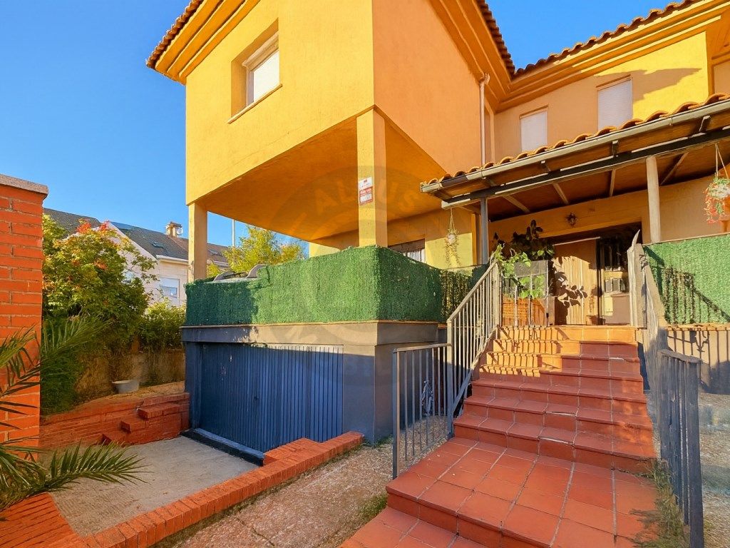 Vista exterior de Casa o xalet en venda en Cáceres Capital amb Piscina, Forn i Rentadora