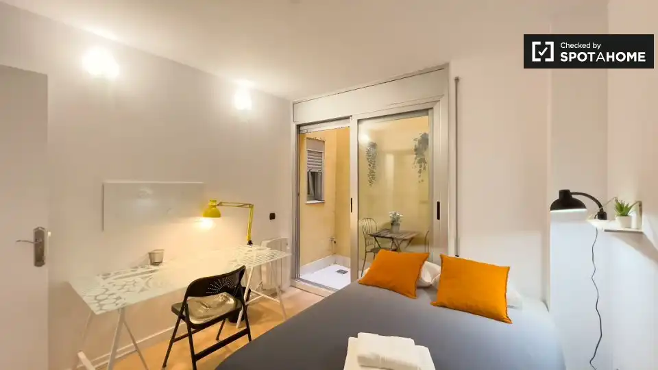 Bedroom of Flat for share in Barcelona  with Air Conditioner, Heating and Furnished