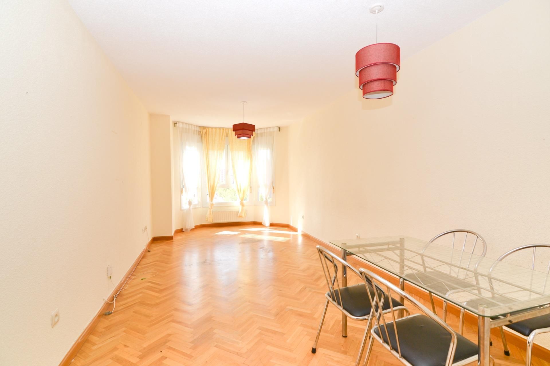 Living room of Flat for sale in Fuenlabrada  with Air Conditioner, Heating and Parquet flooring