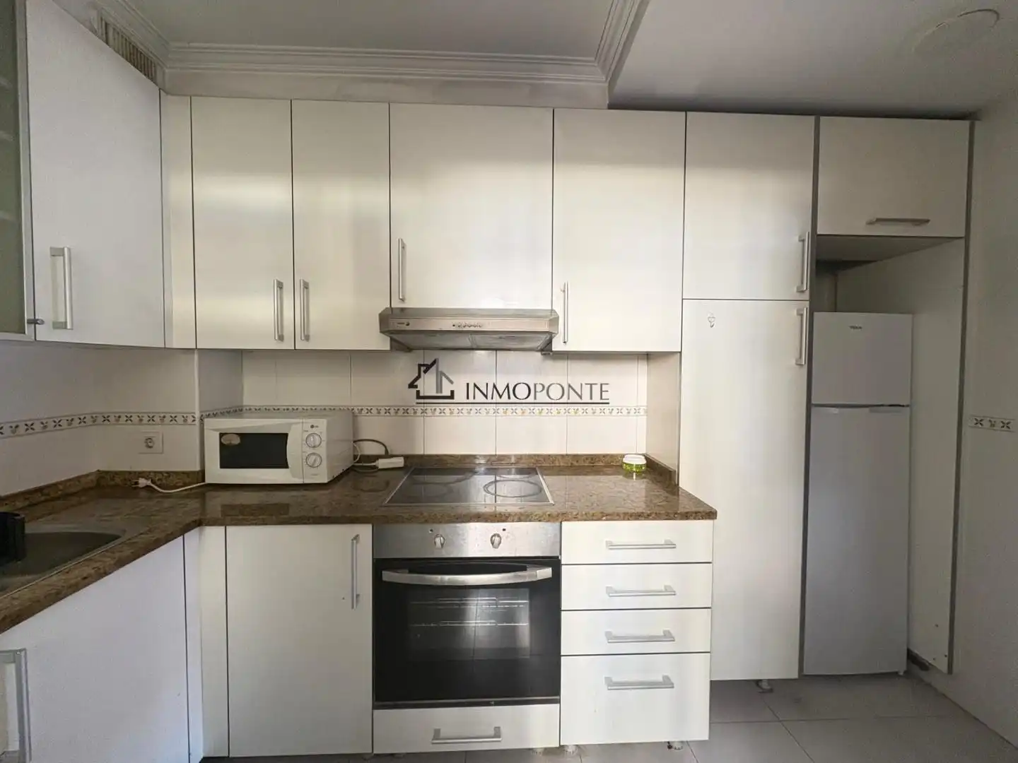 Cuina de Apartament en venda en Pontevedra Capital  amb Calefacció i Traster