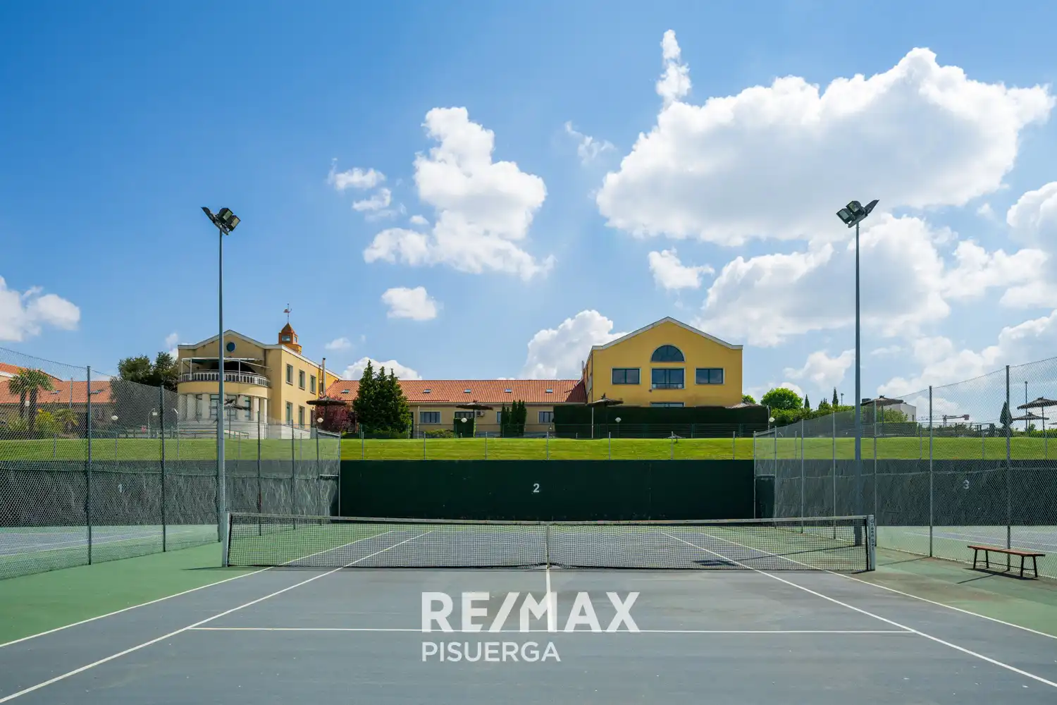 Vista exterior de Casa o xalet en venda en Valladolid amb Calefacció, Jardí privat i Terrassa