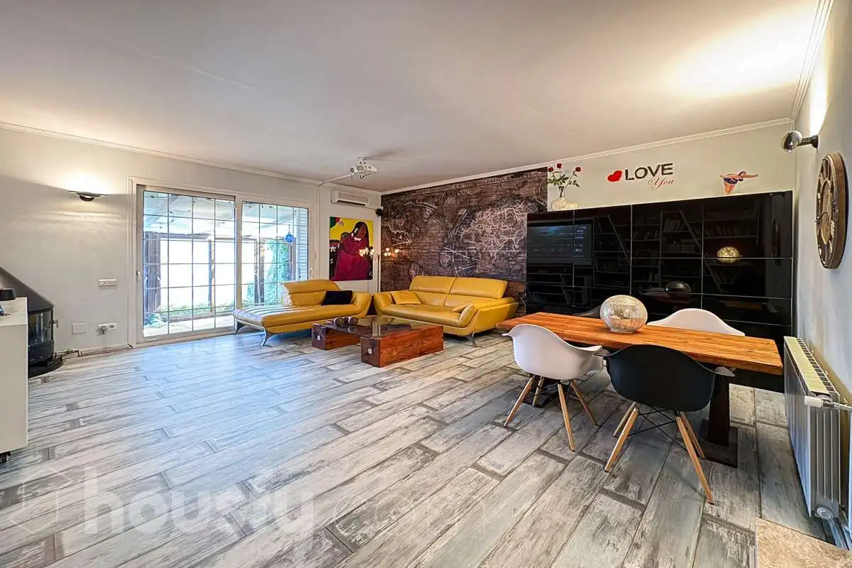 Sala de estar de Casa o chalet en venta en Girona con Aire acondicionado, Calefacción y Jardín privado