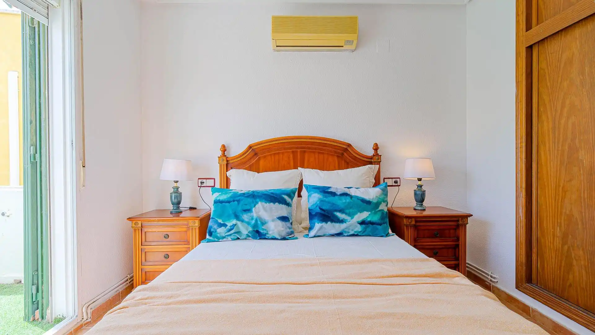 Habitación de Casa adosada en venta en Orihuela con Aire acondicionado, Calefacción y Jardín privado