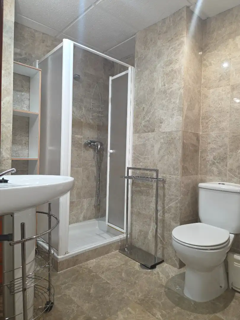 Baño de Piso de alquiler en Badajoz con Aire acondicionado, Calefacción y Jardín privado