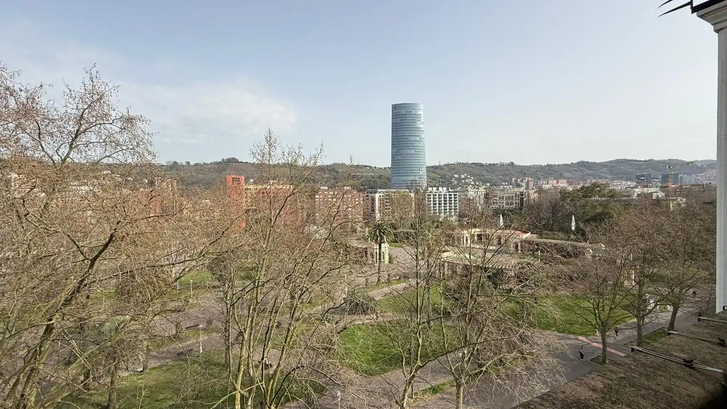 Jardí de Pis en venda en Bilbao  amb Calefacció, Parquet i Terrassa