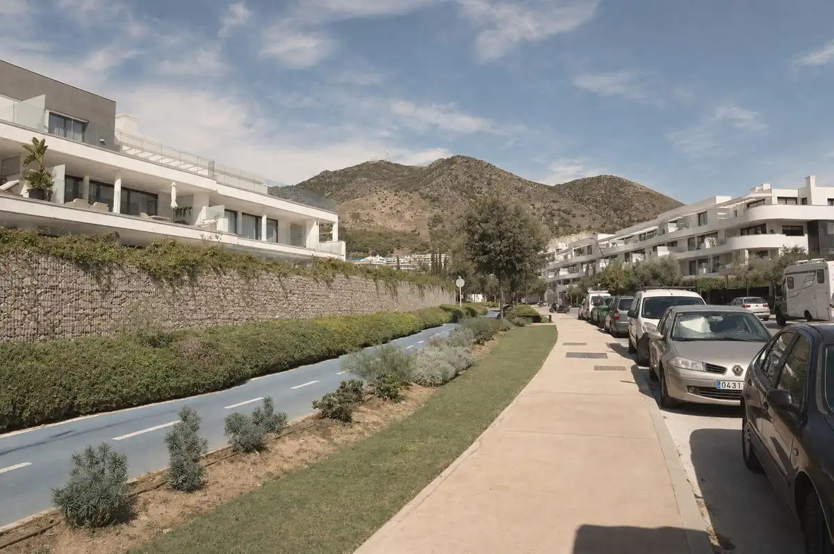 Außenansicht von Erdgeschoss zum Verkauf in Fuengirola mit Terrasse und Abstellraum