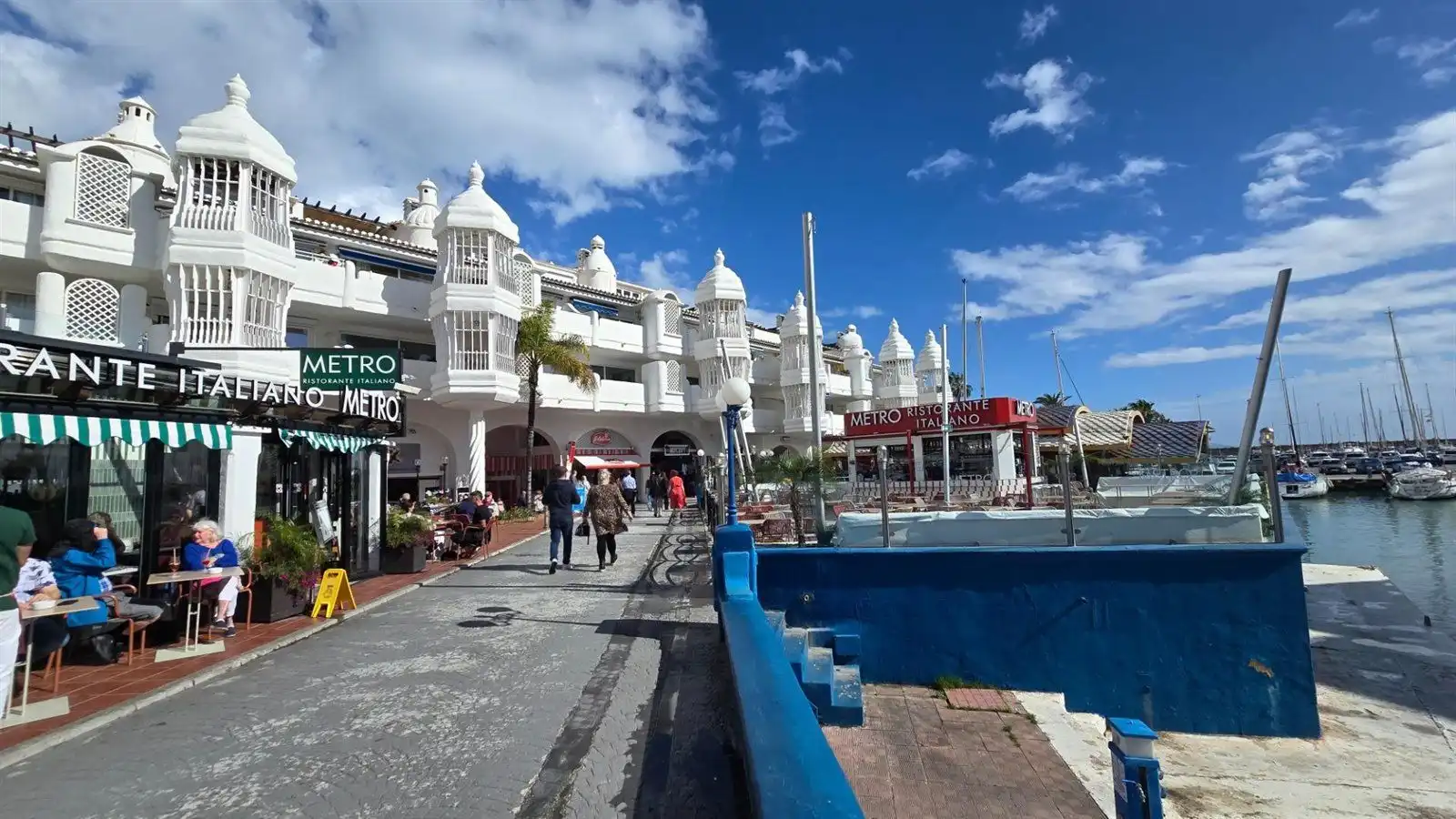 Vista exterior de Local en venda en Benalmádena