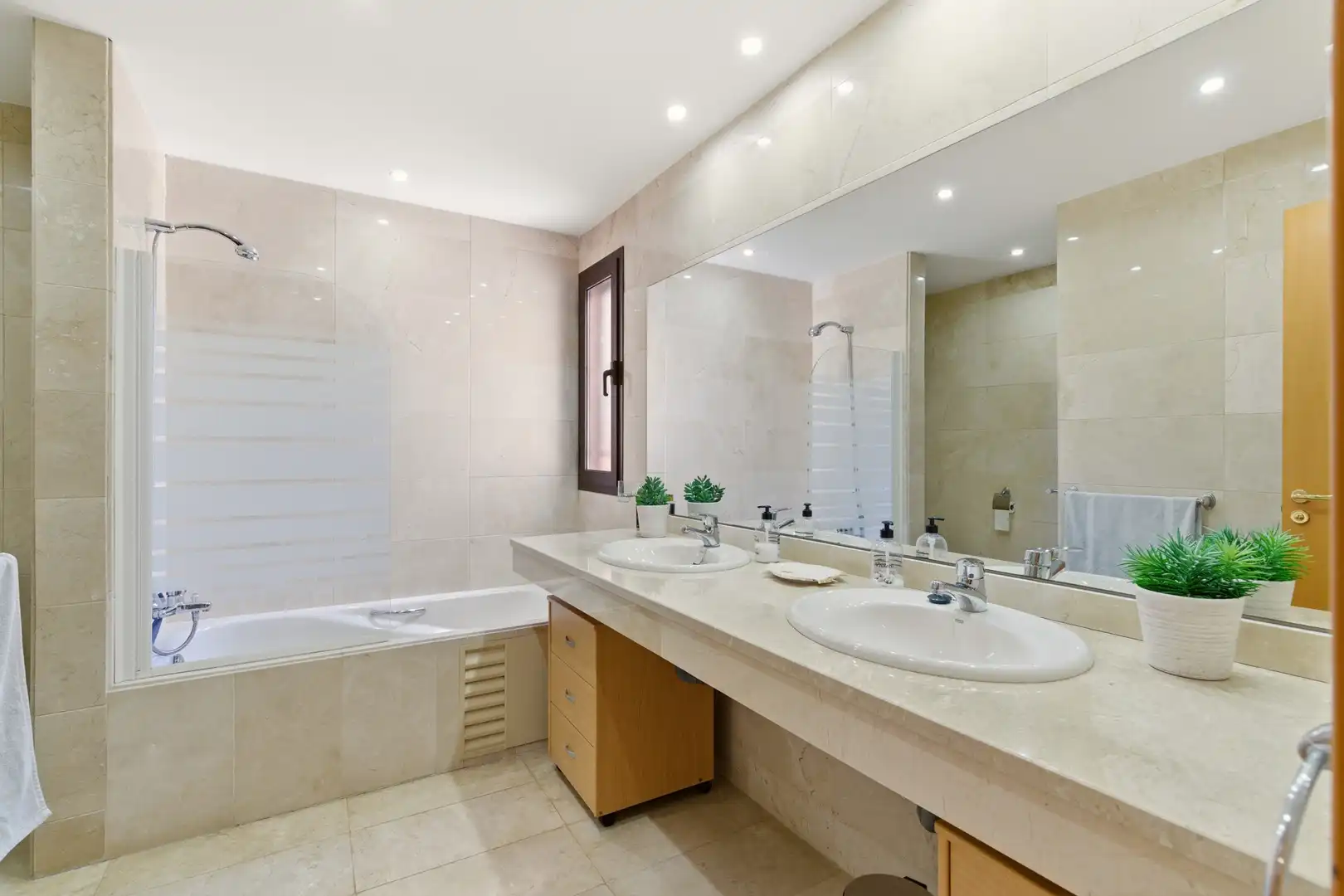 Bany de Planta baixa en venda en Estepona amb Aire condicionat, Jardí privat i Terrassa