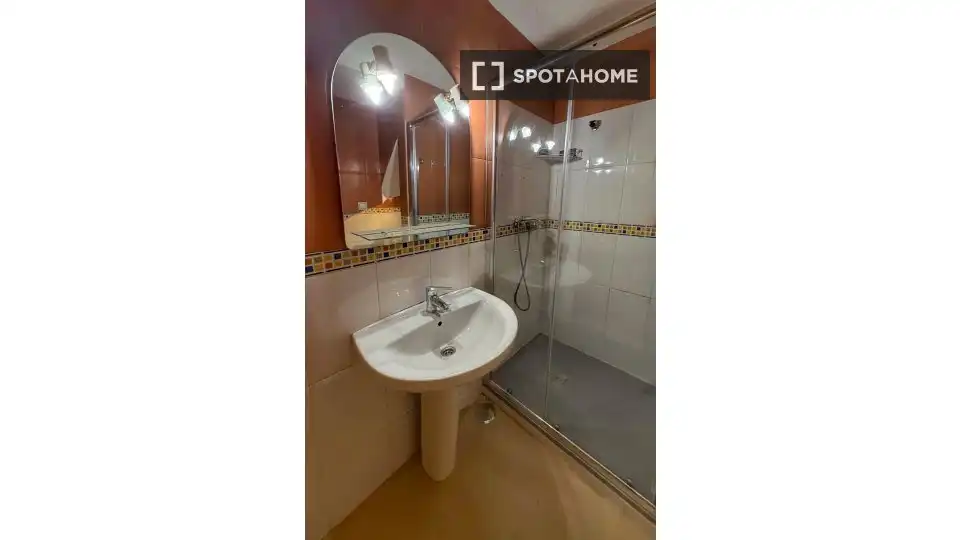 Bathroom of Flat for rent in Las Rozas de Madrid  with Air Conditioner, Heating and Furnished