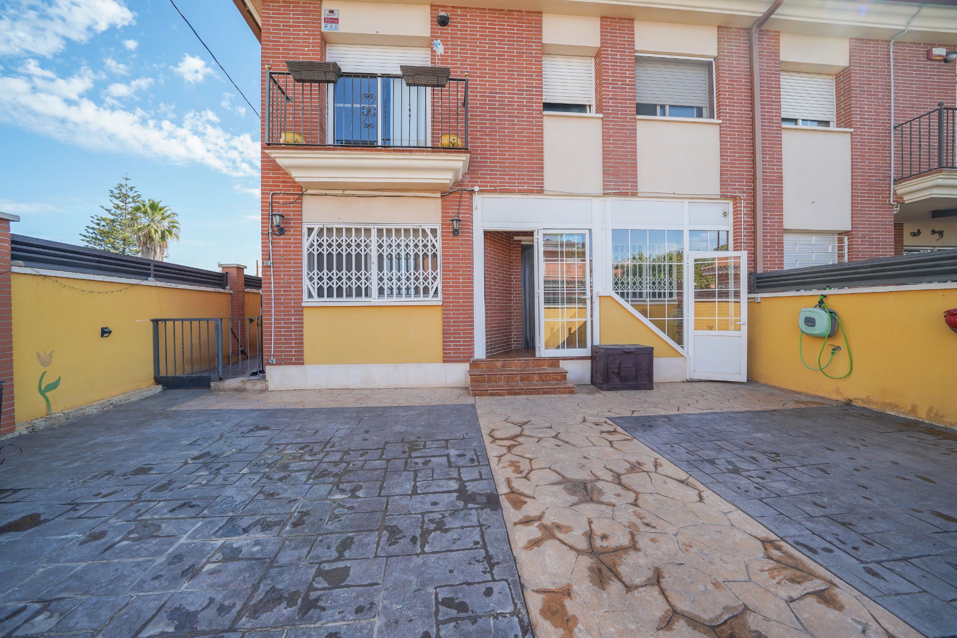 Vista exterior de Casa adosada en venda en Reus amb Aire condicionat, Calefacció i Jardí privat