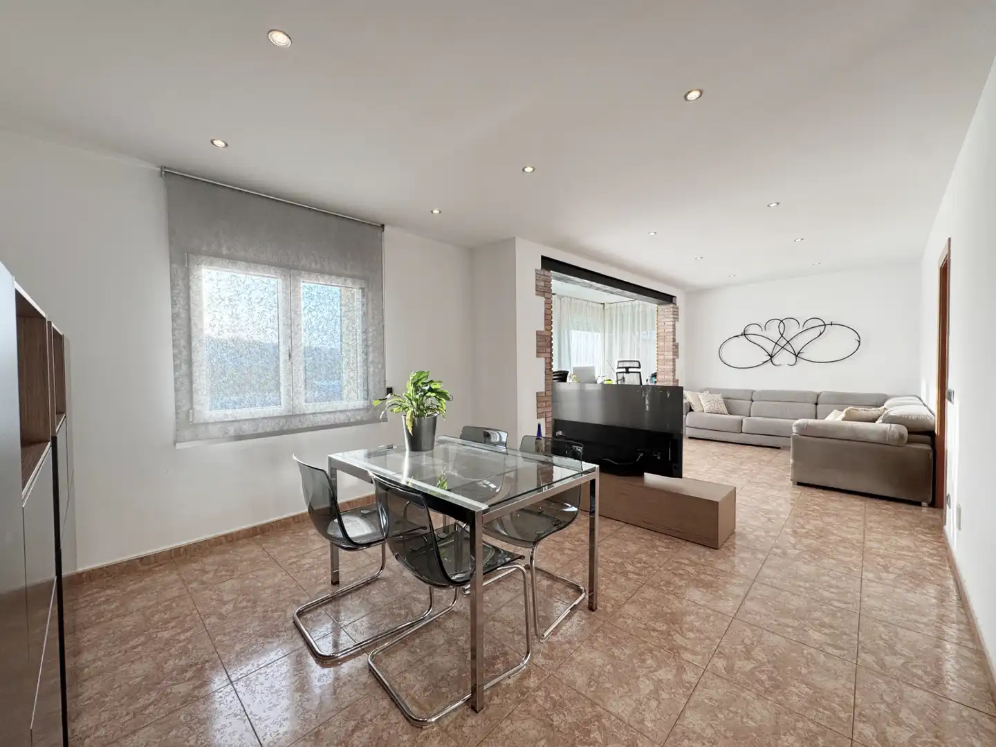 Wohnzimmer von Einfamilien-Reihenhaus zum Verkauf in L'Escala mit Klimaanlage und Terrasse