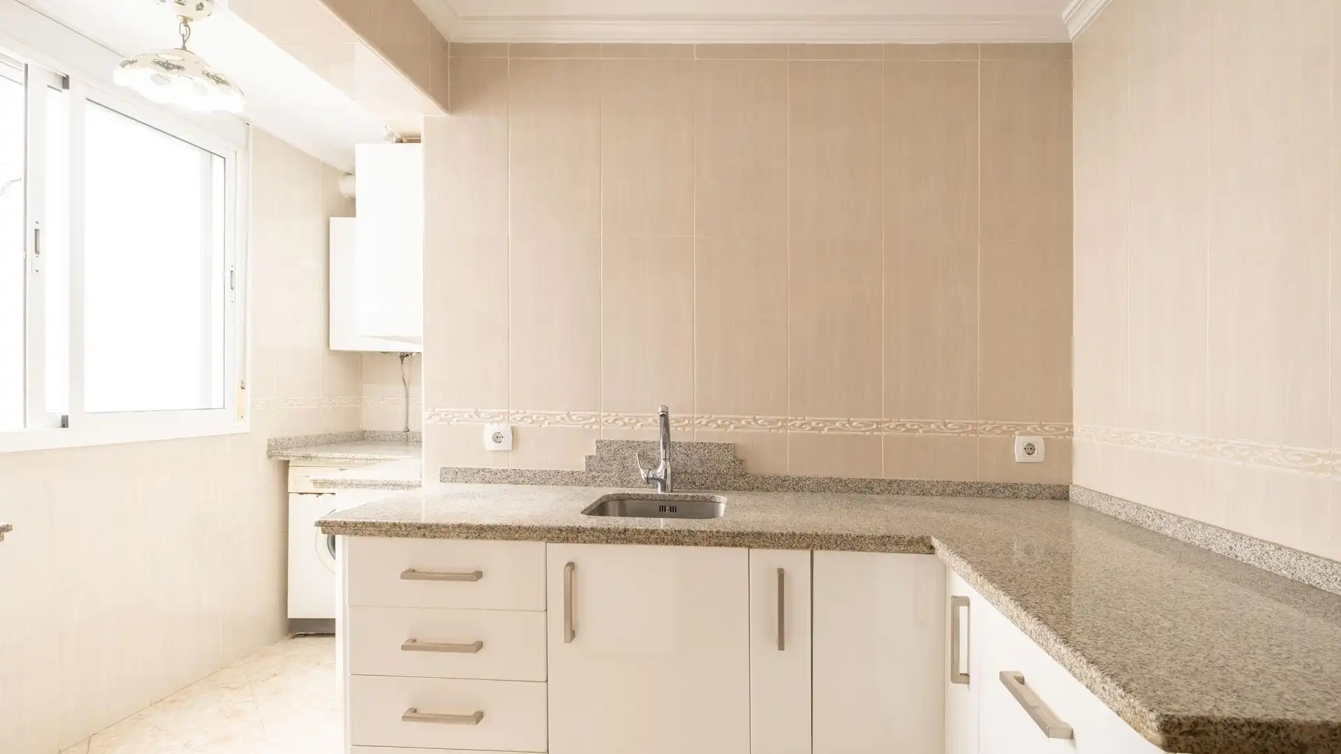 Kitchen of Flat for sale in  Sevilla Capital  with Air Conditioner and Balcony