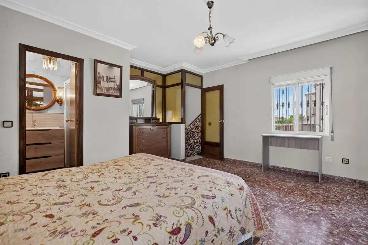 Schlafzimmer von Einfamilien-Reihenhaus zum Verkauf in Dos Hermanas mit Klimaanlage, Heizung und Terrasse