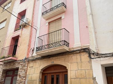 Casa amb balcó en venda a Calle Lafuen
