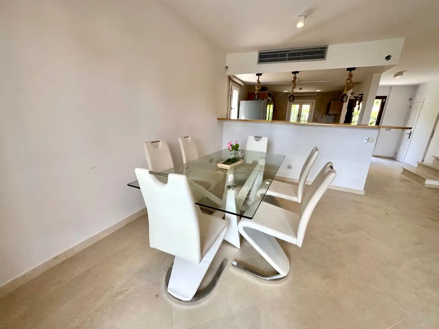 Esszimmer von Einfamilien-Reihenhaus zum Verkauf in Marbella mit Klimaanlage, Privatgarten und Terrasse