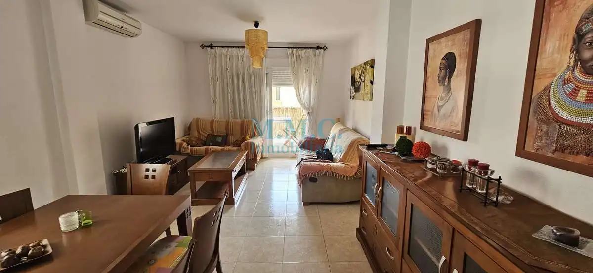 Sala d'estar de Pis en venda en Roquetas de Mar amb Aire condicionat, Terrassa i Moblat