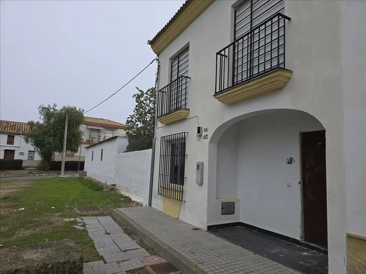 Vista exterior de Casa adosada en venda en La Carlota amb Terrassa
