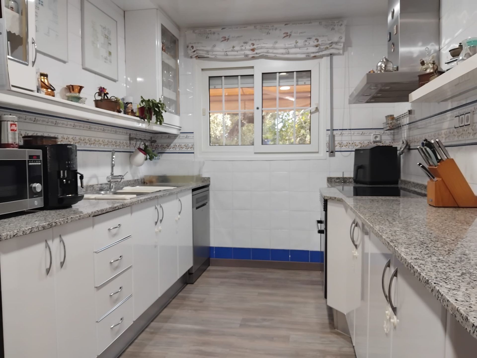 Cuina de Casa adosada en venda en Sant Llorenç d'Hortons amb Aire condicionat, Calefacció i Jardí privat