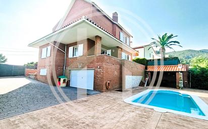 Vista exterior de Casa o xalet en venda en Cànoves I Samalús amb Terrassa, Piscina i Balcó