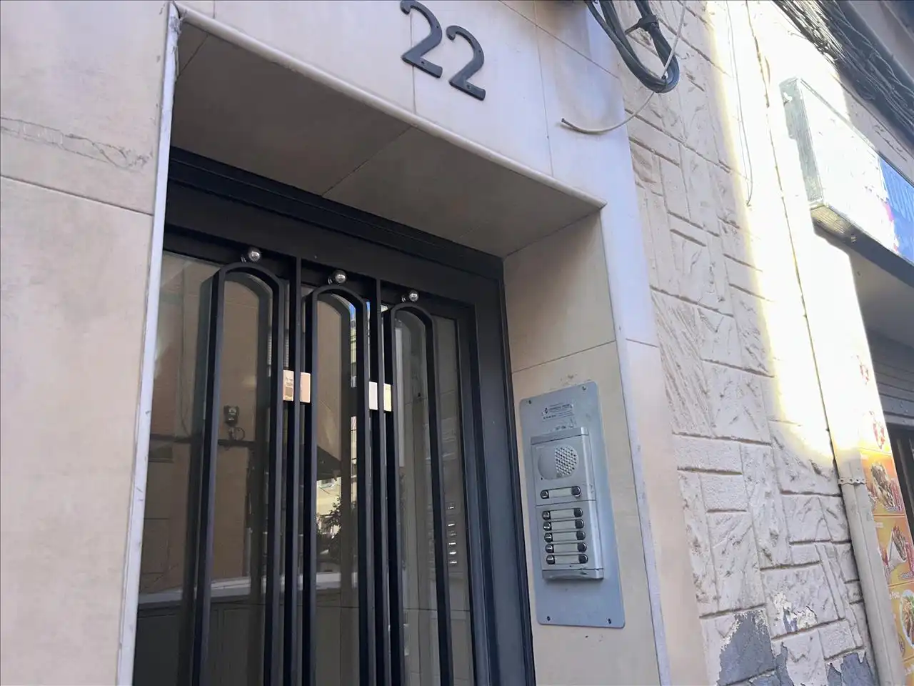 Vista exterior de Casa o xalet en venda en L'Hospitalet de Llobregat