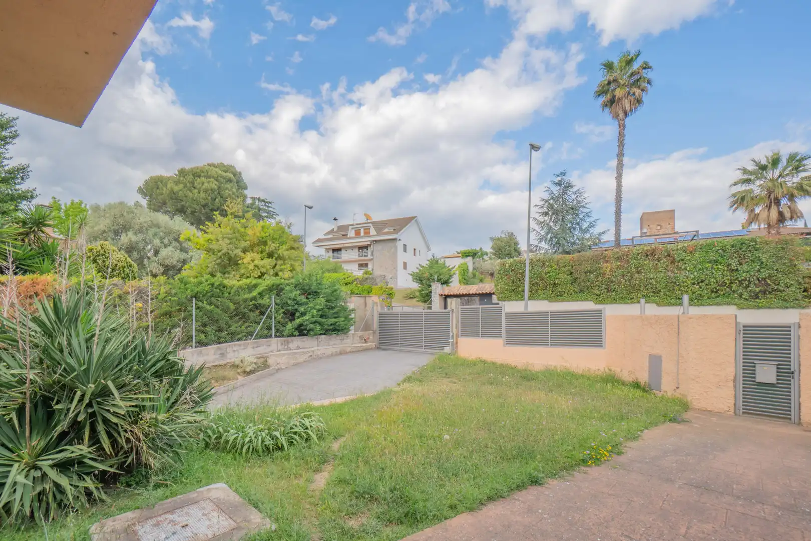 Vista exterior de Casa o xalet en venda en Sabadell amb Aire condicionat, Calefacció i Jardí privat