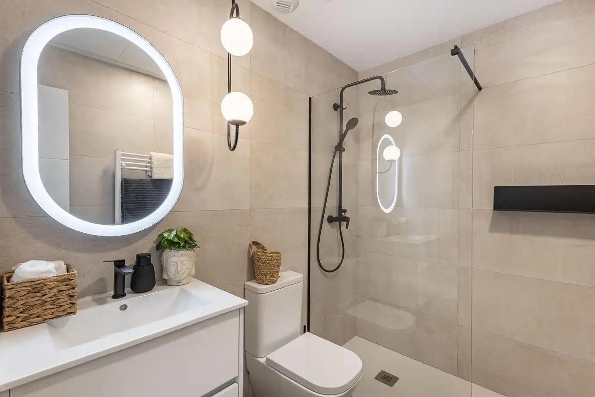 Baño de Piso de alquiler en Granada con Terraza, Amueblado y Piscina comunitaria