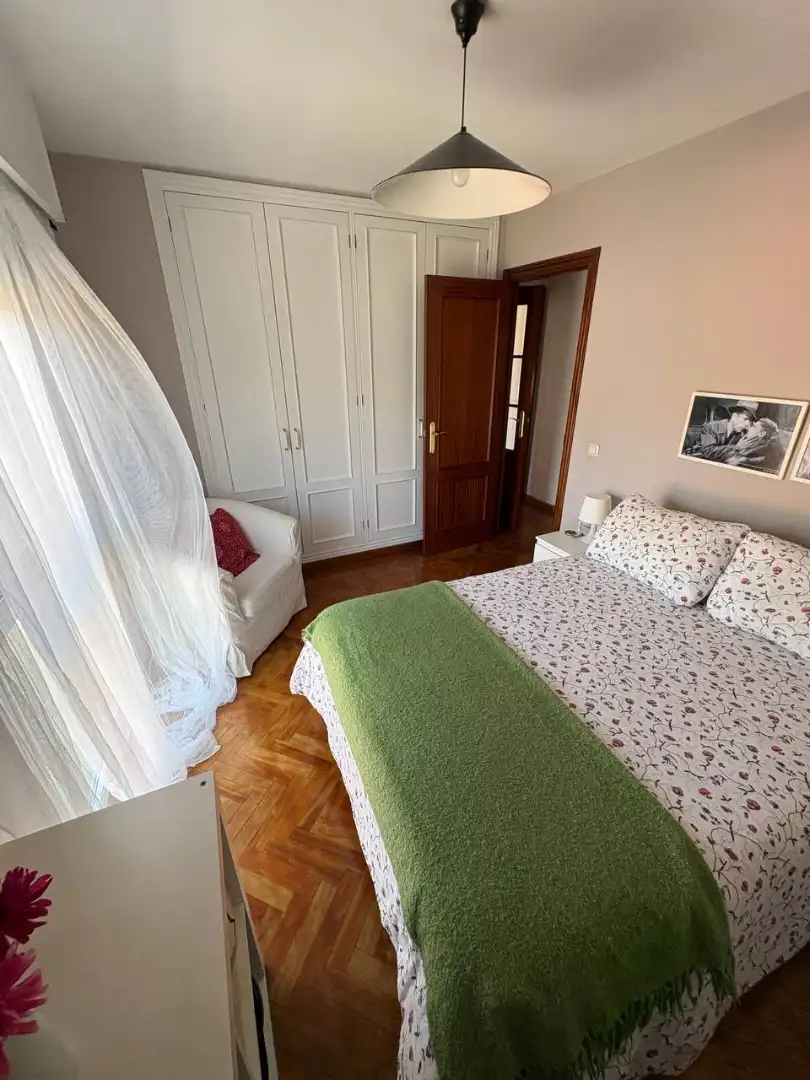 Schlafzimmer von Wohnungen zur Miete in Culleredo mit Heizung, Parkett und Möbliert