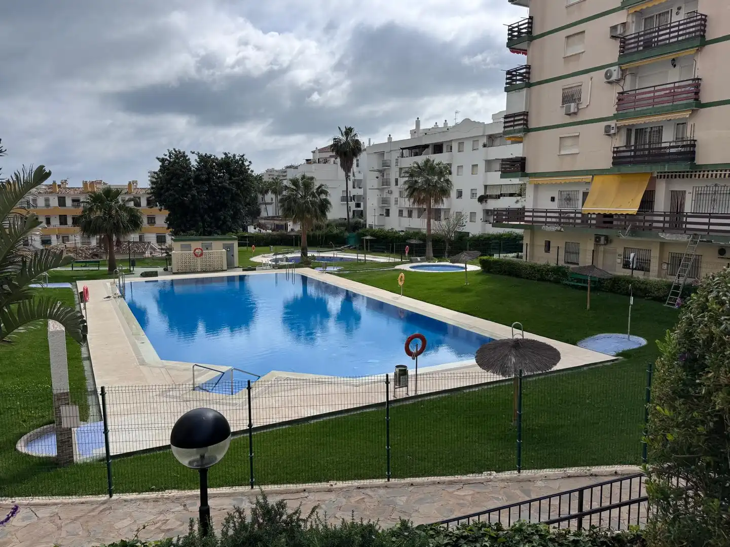 Piscina de Piso en venta en Benalmádena con Terraza, Amueblado y Piscina comunitaria