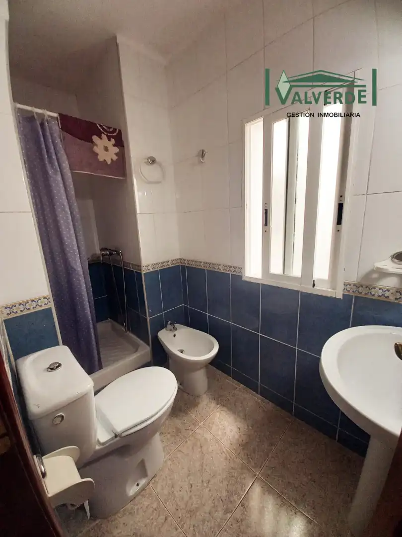 Badezimmer von Wohnung zur Miete in Granada mit Möbliert, Waschmaschine und Mikrowelle