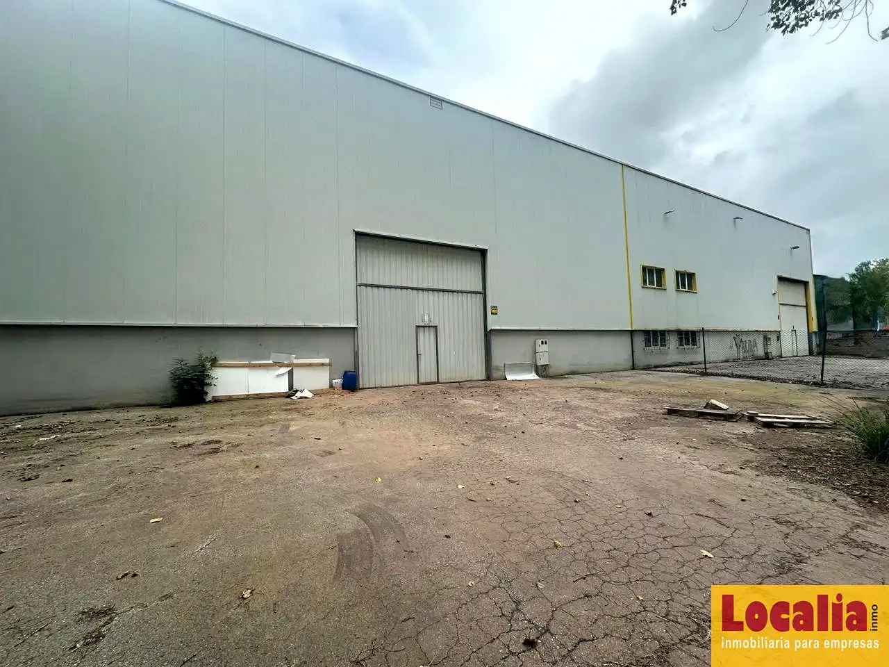 Außenansicht von Fabrikhallen zur Miete in Los Corrales de Buelna 