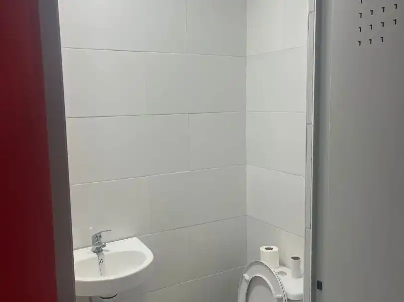 Badezimmer von Lagerraum zur Miete in Madrid mit Alarm