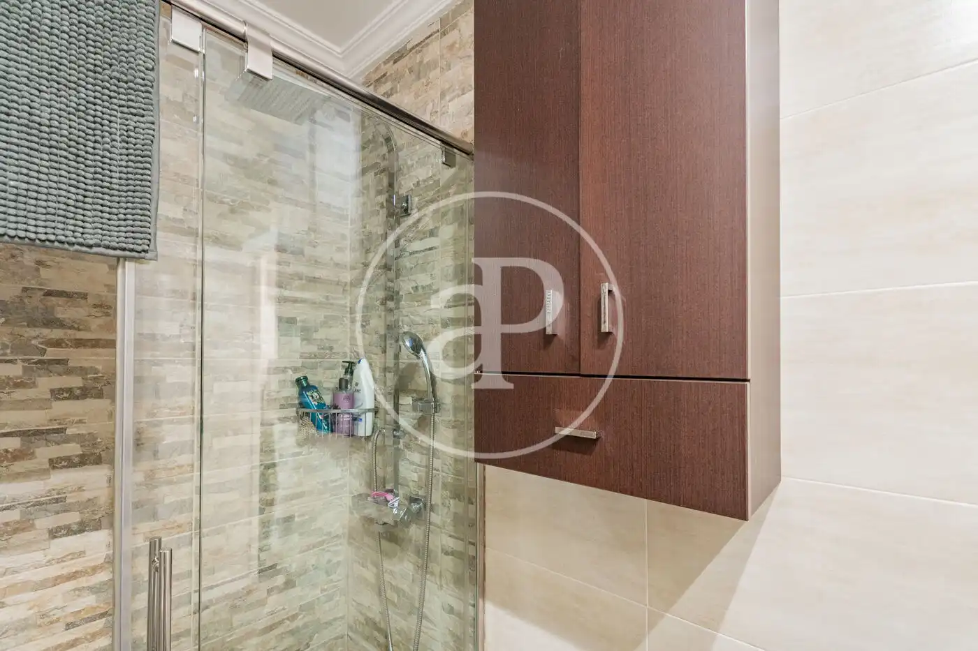 Baño de Piso de alquiler en Madrid con Aire acondicionado y Calefacción