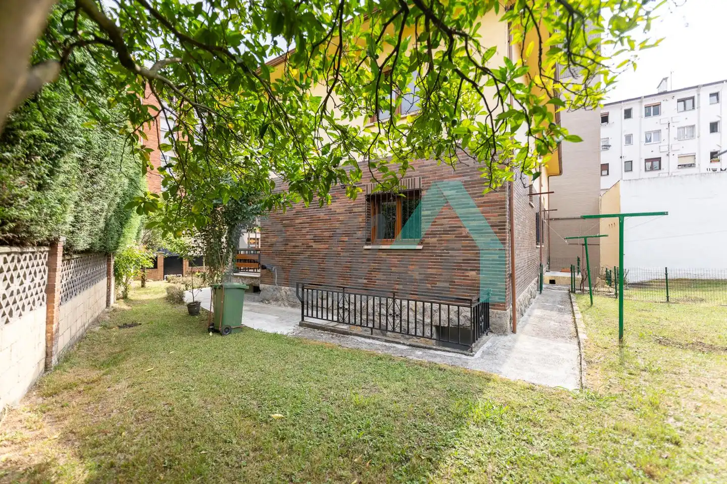 Vista exterior de Casa adosada de lloguer en Oviedo  amb Calefacció, Jardí privat i Parquet