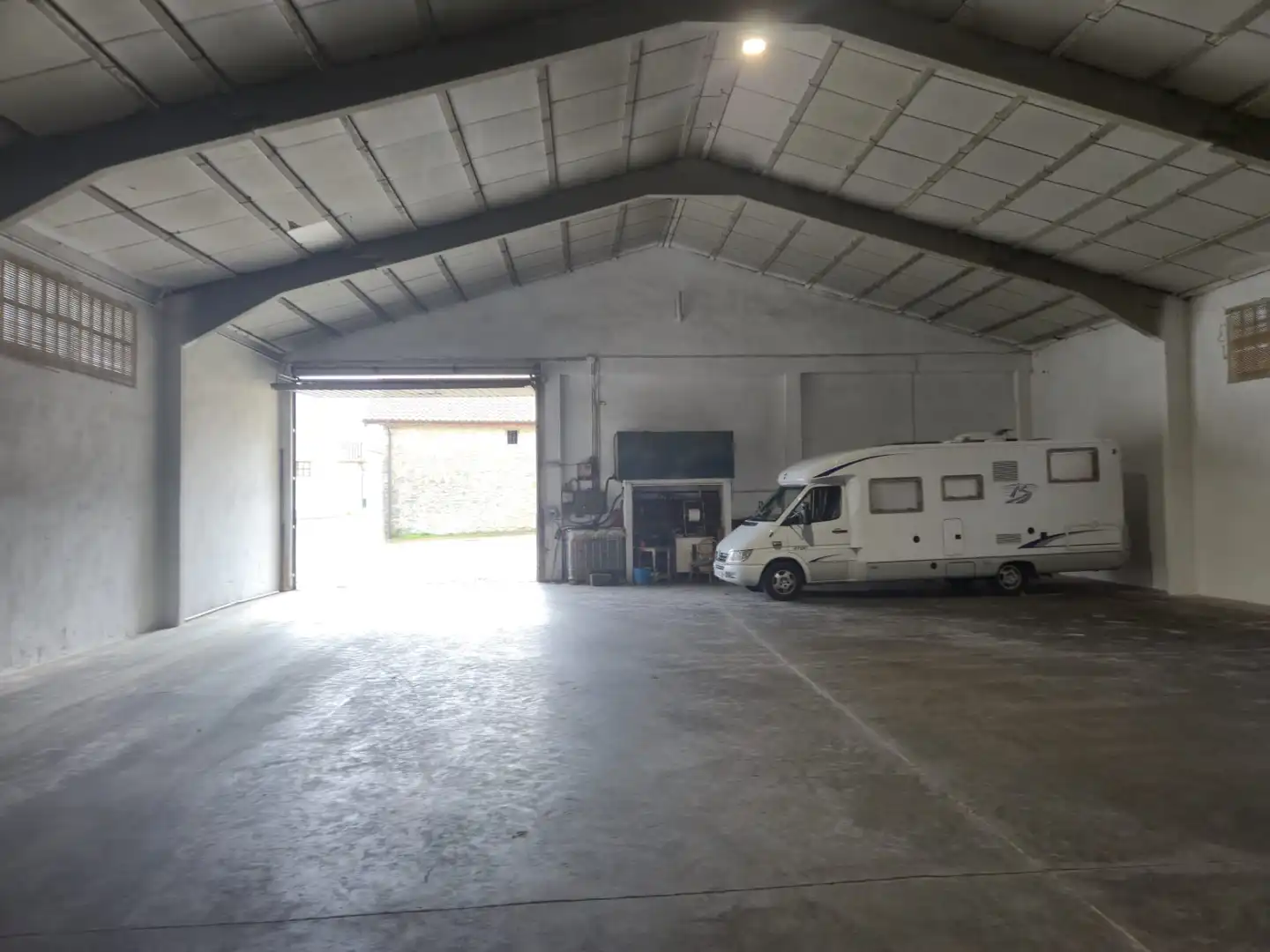 Parkplatz von Fabrikhallen zur Miete in Iruraiz-Gauna