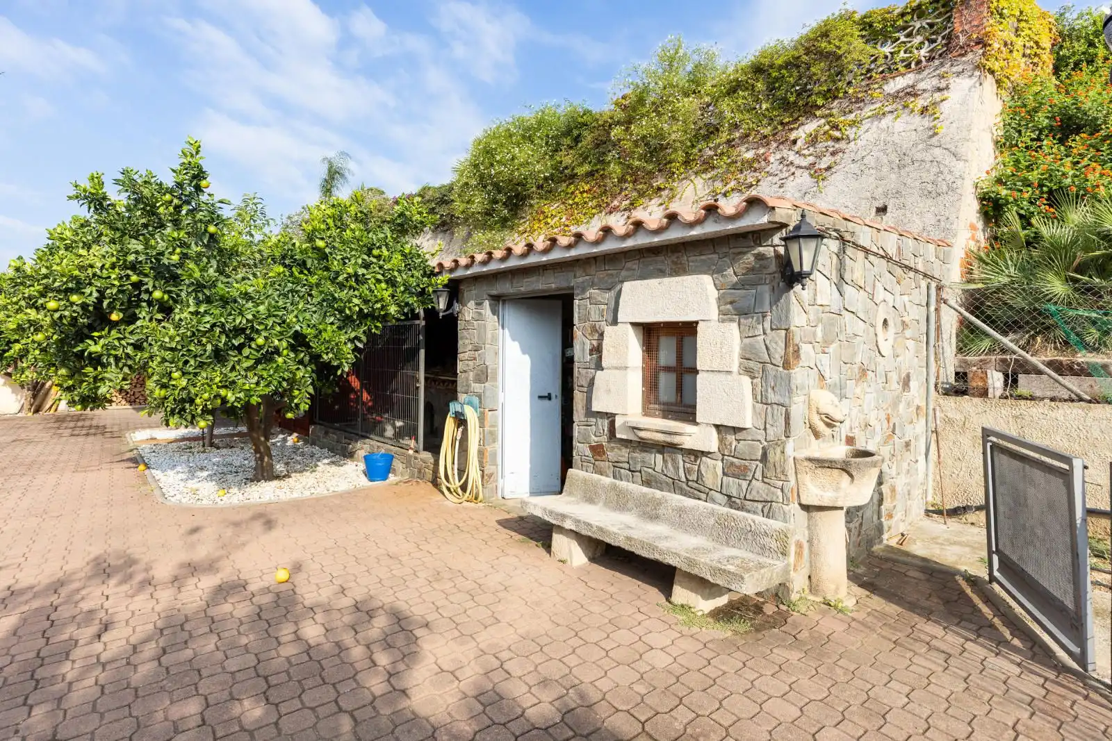 Vista exterior de Casa o xalet en venda en Mataró amb Terrassa i Piscina