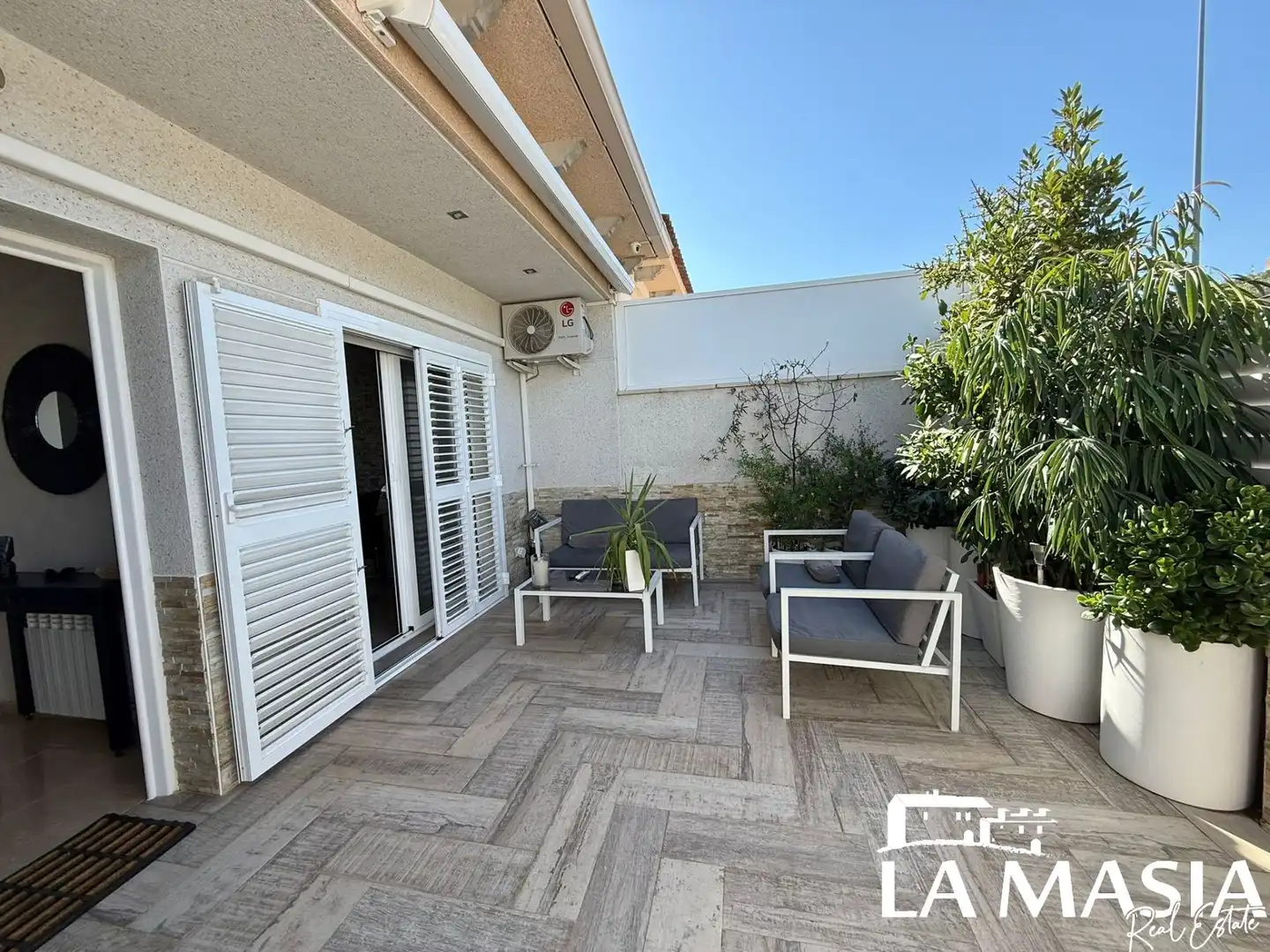 Terrasse von Einfamilien-Reihenhaus zum Verkauf in Canyelles mit Heizung, Privatgarten und Abstellraum