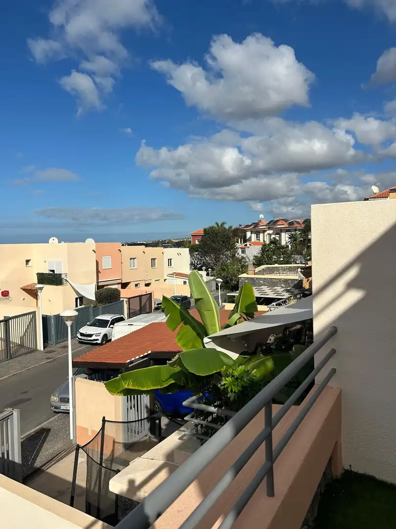 Vista exterior de Casa adosada en venda en Adeje amb Aire condicionat, Terrassa i Moblat