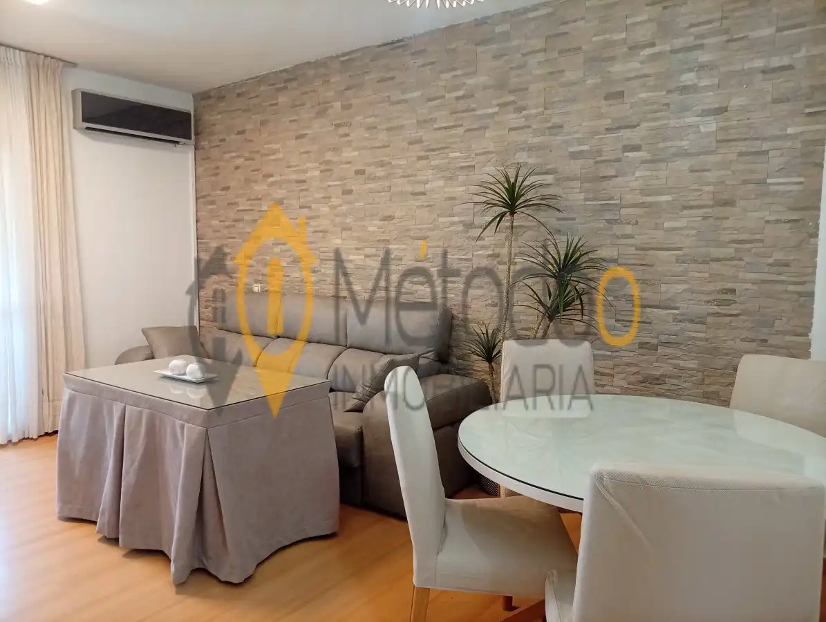 Living room of Flat for rent in Sevilla  with Air Conditioner, Heating and Parquet flooring