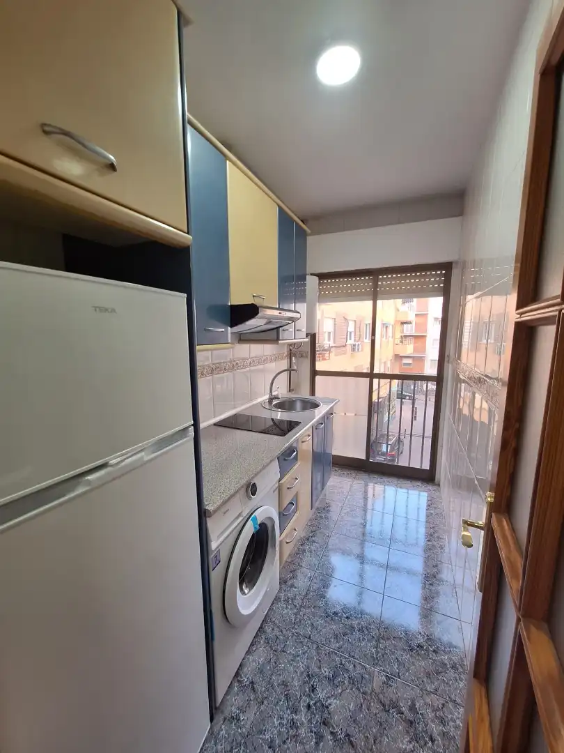 Cuina de Pis de lloguer en Murcia amb Aire condicionat, Forn i Rentadora