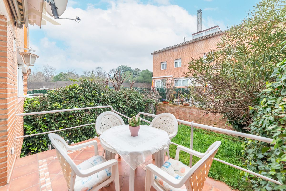 Jardí de Casa o xalet en venda en Las Rozas de Madrid amb Jardí privat, Traster i Piscina comunitària