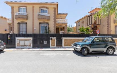 Vista exterior de Casa adosada en venda en Atarfe amb Aire condicionat i Terrassa