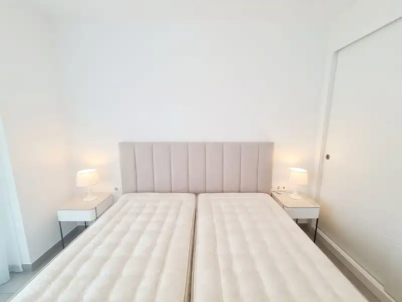 Dormitori de Apartament de lloguer en Marbella amb Aire condicionat, Jardí privat i Terrassa