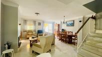 Sala d'estar de Casa adosada en venda en Marbella amb Aire condicionat, Jardí privat i Terrassa