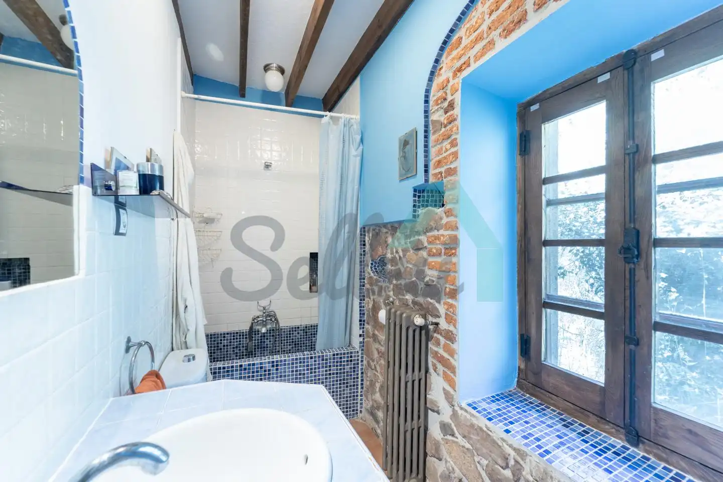 Badezimmer von Einfamilien-Reihenhaus zum Verkauf in Carreño mit Heizung, Privatgarten und Parkett