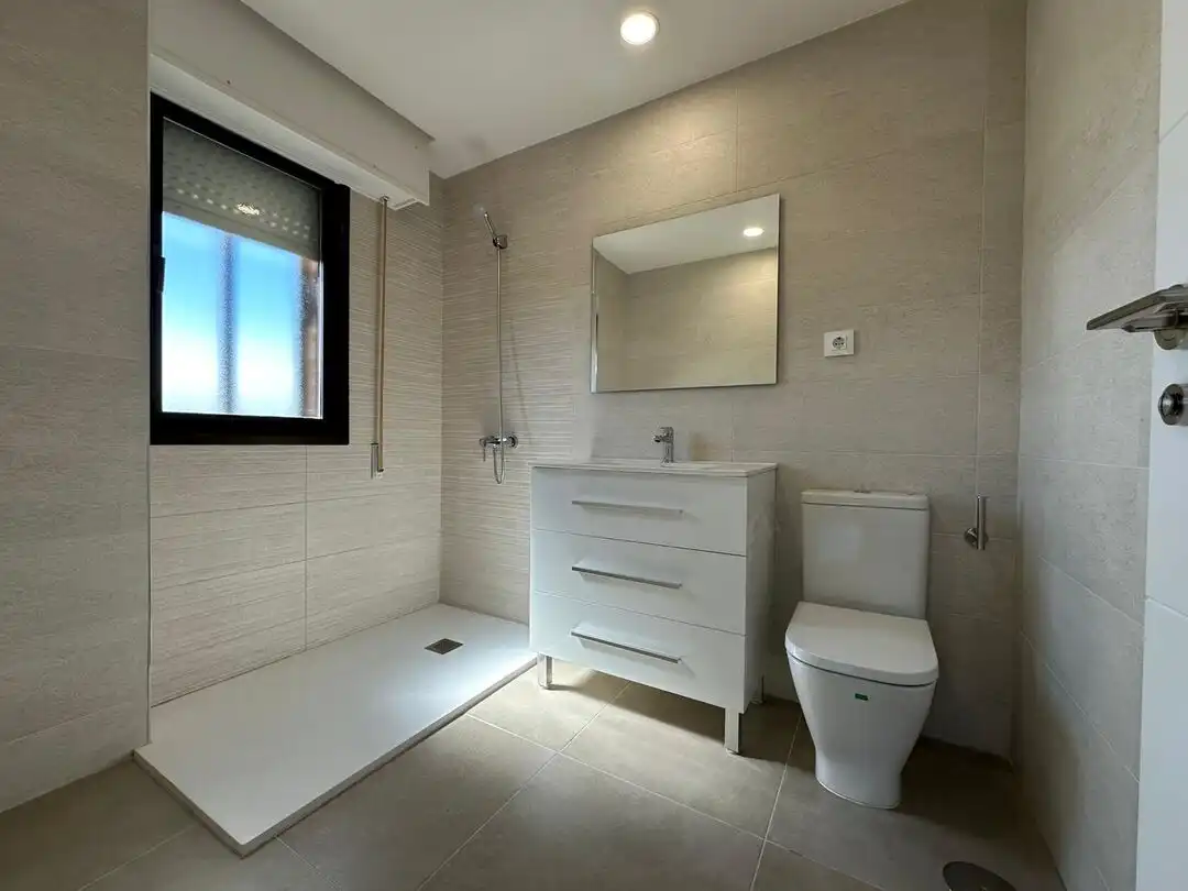 Badezimmer von Wohnung zum Verkauf in Toledo mit Klimaanlage, Heizung und Privatgarten