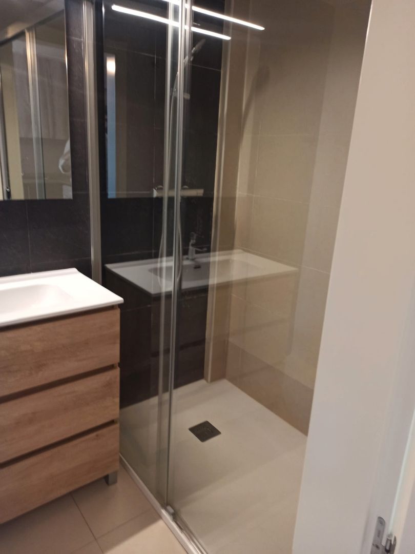 Bany de Apartament de lloguer en  Madrid Capital amb Aire condicionat, Calefacció i Terrassa