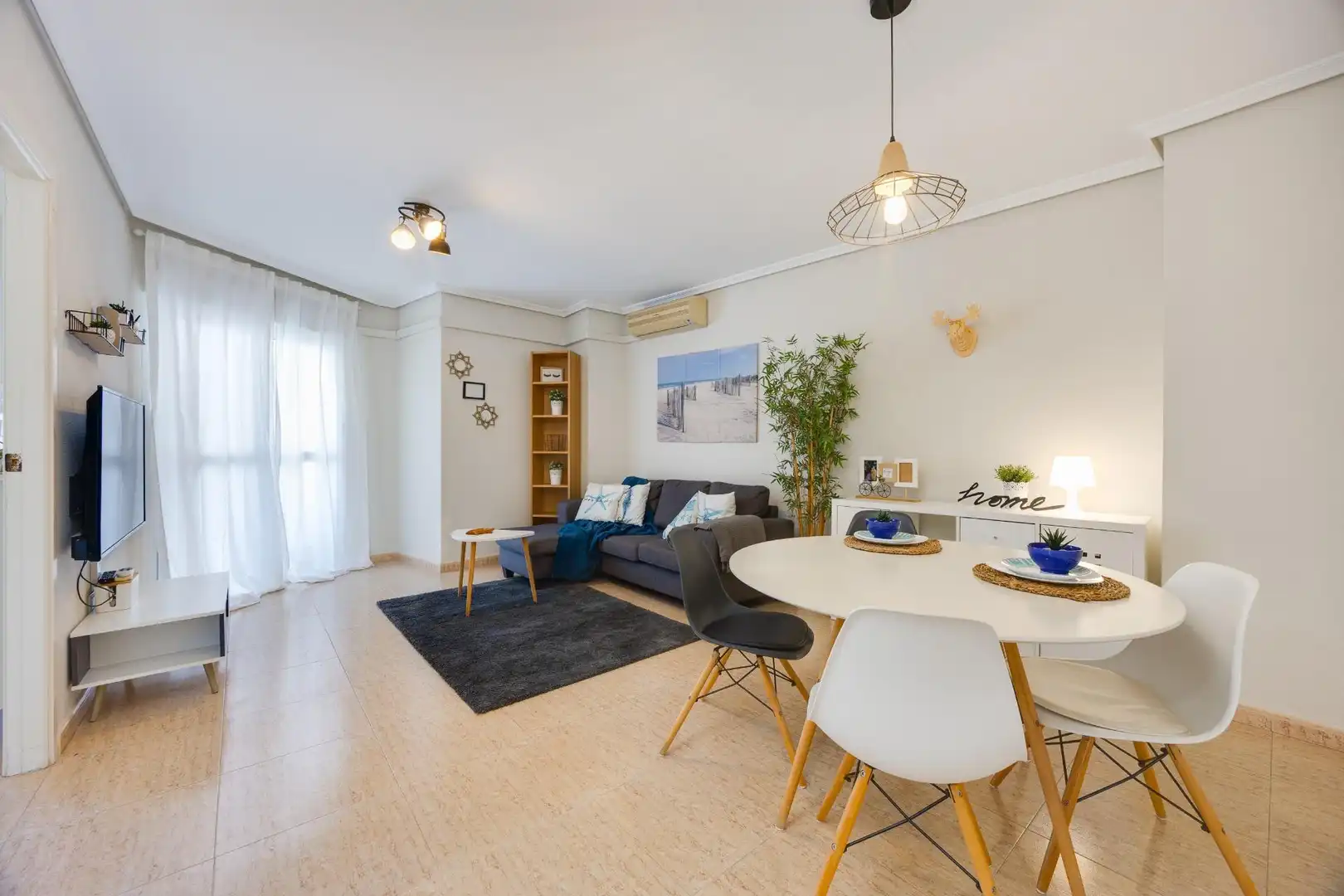 Sala d'estar de Apartament en venda en Torrevieja amb Aire condicionat, Terrassa i Moblat