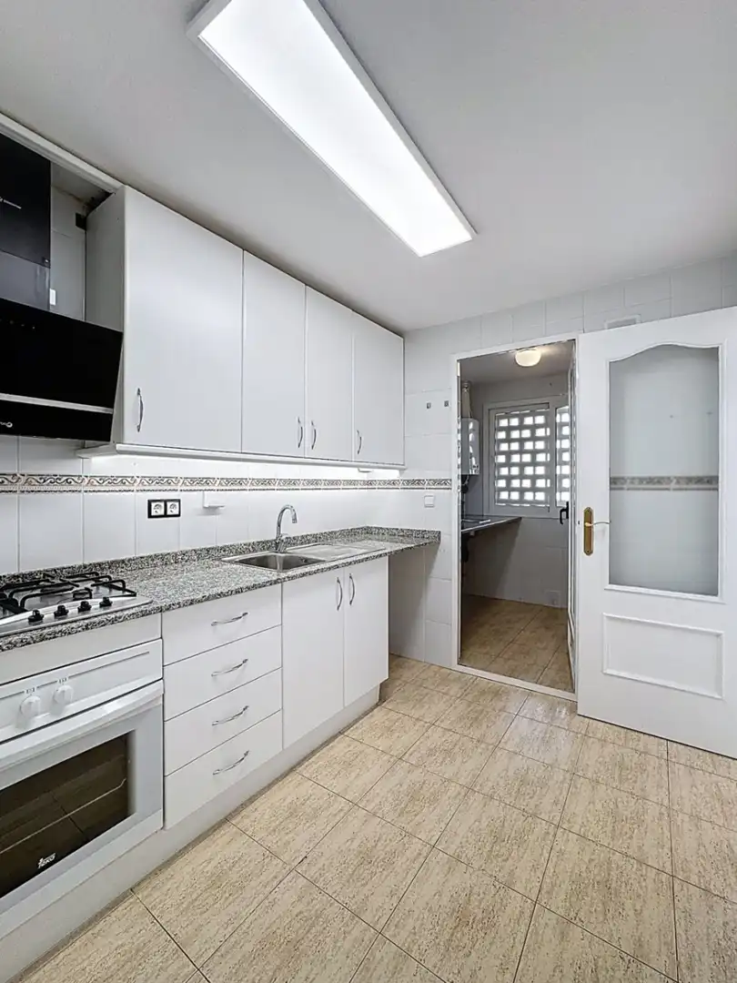 Küche von Wohnung zum Verkauf in L'Alfàs del Pi mit Klimaanlage, Privatgarten und Terrasse