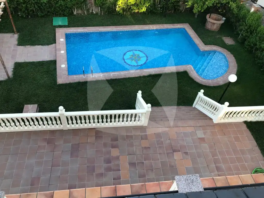 Piscina de Casa o xalet en venda en Badajoz amb Aire condicionat, Calefacció i Jardí privat