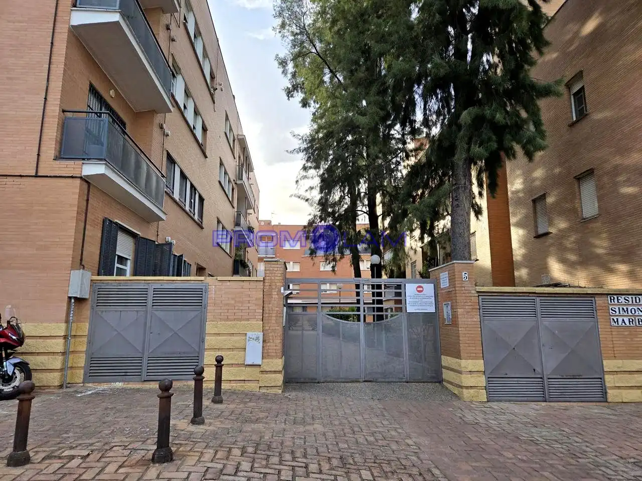 Vista exterior de Piso en venta en Mairena del Aljarafe con Aire acondicionado y Terraza